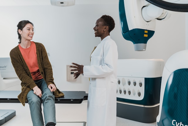 patiente et son médecin lors d'une consultation remboursée par Rempart Mutuelle