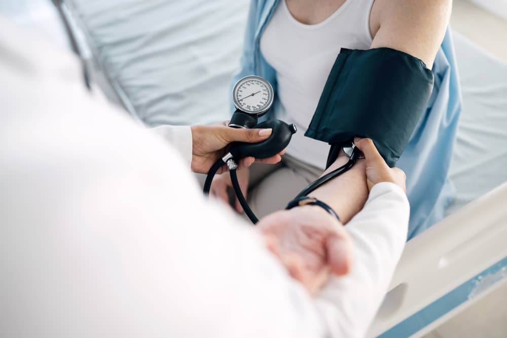 femme et son docteur durant une consultation remboursée par la mutuelle Saint-Christophe