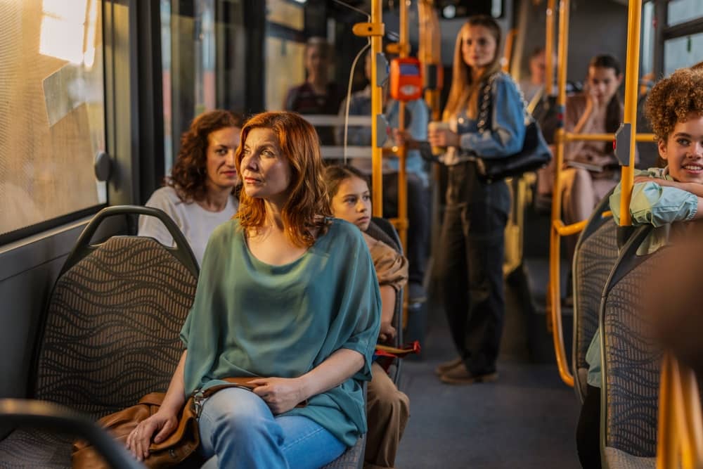 groupe de personnes dans un bus du réseau Sankéo Perpignan