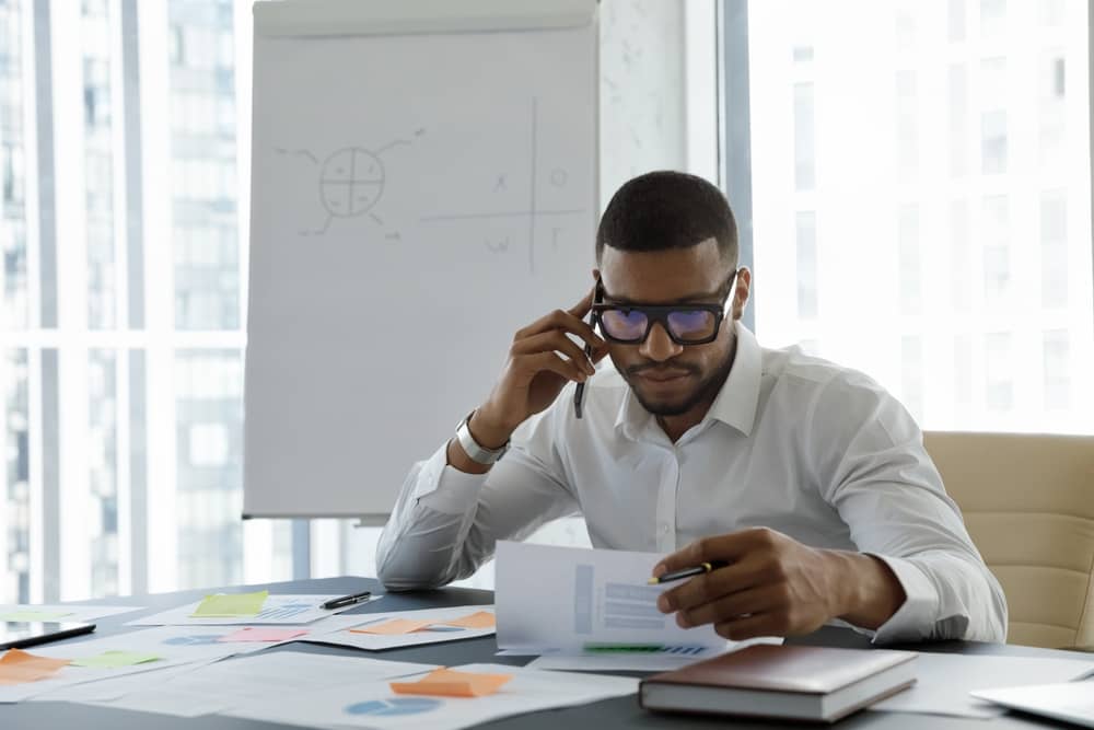 homme appelant Saxo Banque pour faire une réclamation