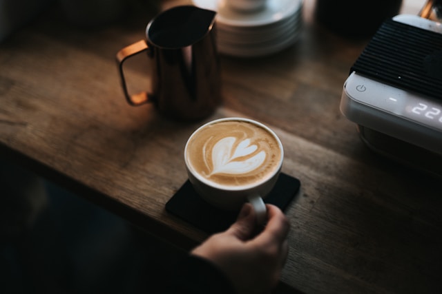 personne tenant une tasse de café Senseo