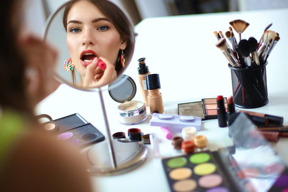 femme se maquillant avec des produits Sephora