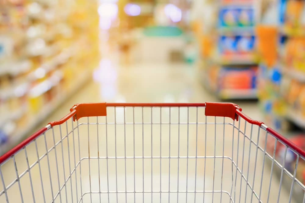 caddie pour acheter des vêtements Tex dans un magasin Carrefour