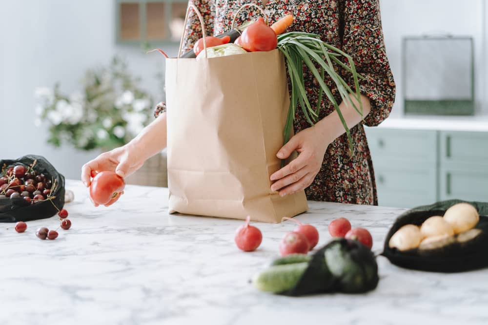 personne découvrant les produits dans un panier Too Good To Go