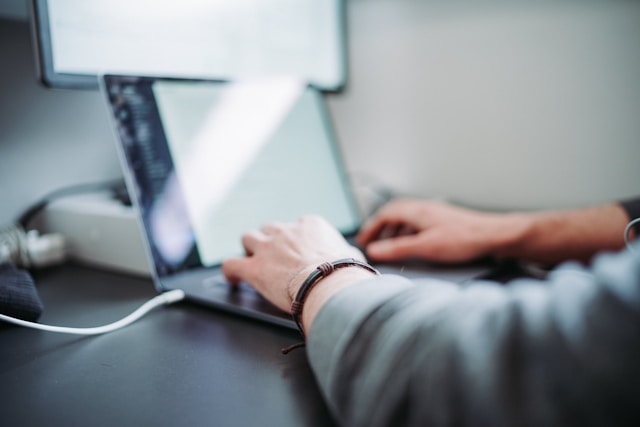 personne consultant le site de Top Santé sur un ordinateur portable