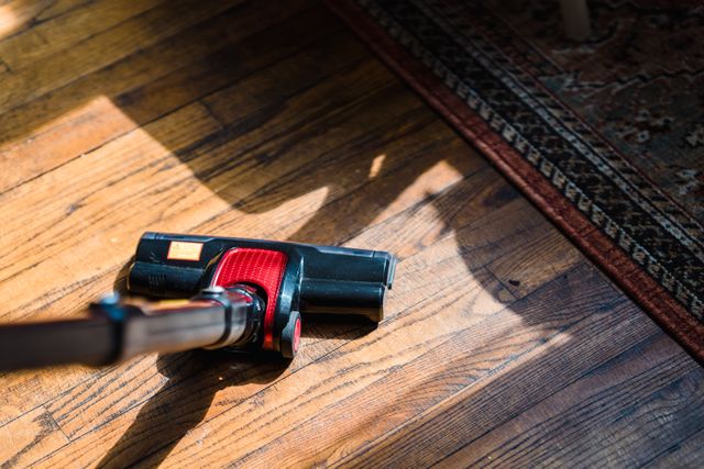 aspirateur Tornado nettoyant un parquet