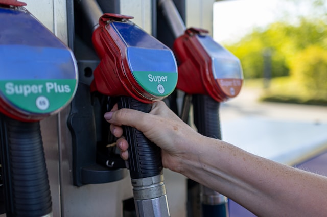 personne mettant de l'essence dans une station TotalEnergies