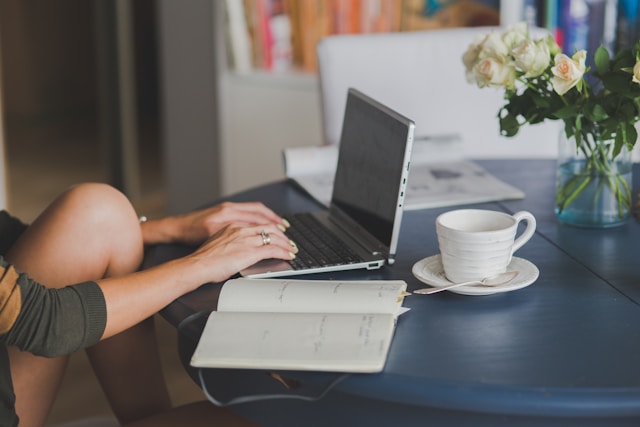 femme faisant une réclamation à Tutélaire depuis son ordinateur portable