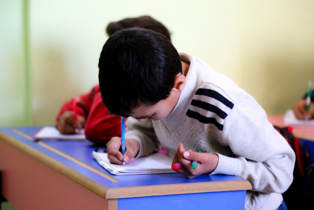 enfants à l'école, aidés par l'UNICEF