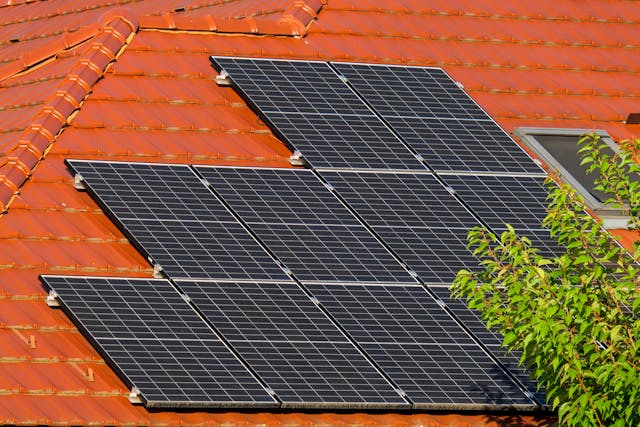 panneaux solaires installées sur un toit par Urban Solar Energy