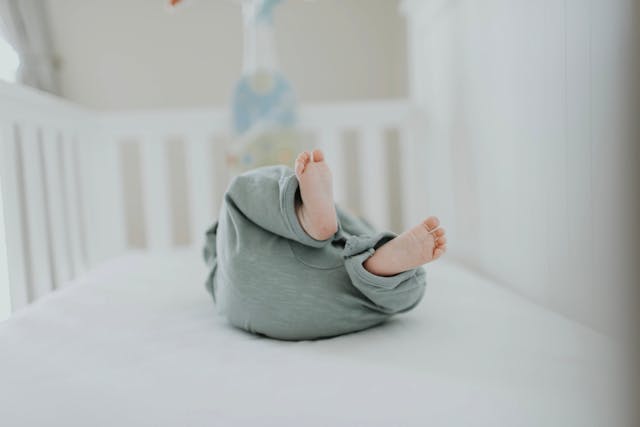pieds d'un bébé habillé avec des vêtements Verbaudet