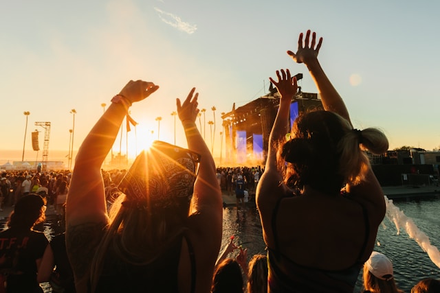 deux personnes au festival des Vieilles Charrues