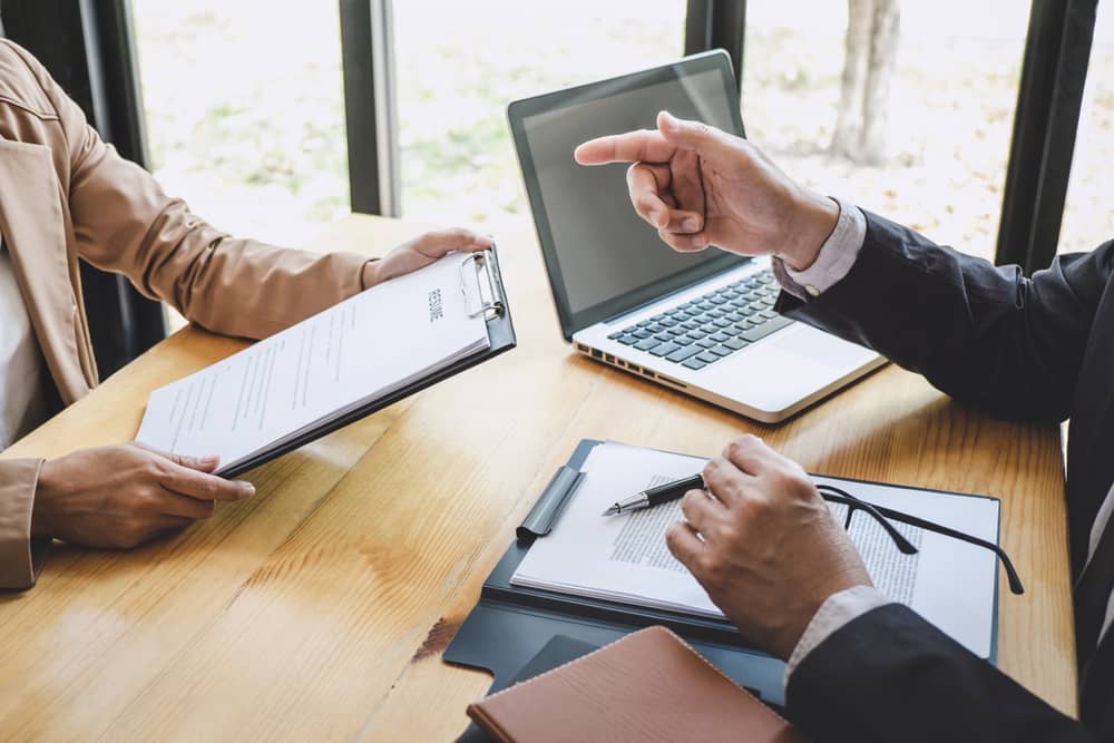 client et professionnel Vivinter assis à un bureau en train de conclure un contrat 