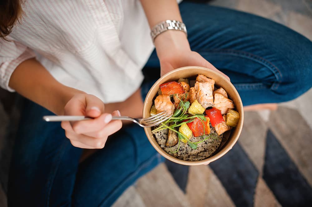 femme mangeant un repas réalisé à partir d'une recette Weight Watchers