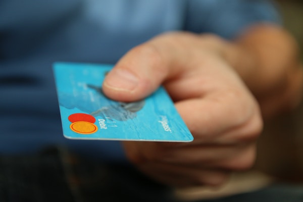 main d'une personne utilisant sa carte de crédit BNP Paribas