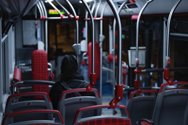 personne à l'intérieur d'un bus de la STAS de nuit